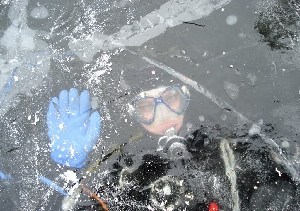 12 februari 2011 Onder het ijs bij de IJZEREN MAN in Weert.